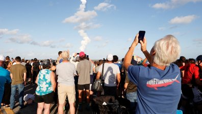 Милиони проследиха историческото изстрелване "Артемис 2" към Луната (СНИМКИ)