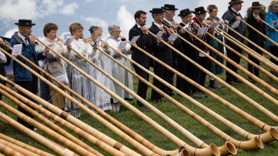 Стотици музиканти с алпийски рогове събраха погледите в Швейцария (СНИМКИ)
