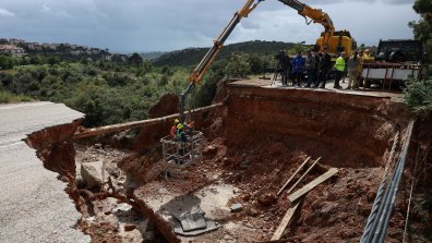 Гърция в плен на бурята: Разрушена инфраструктура и прах от Сахара (СНИМКИ)