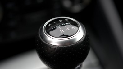 Залезът на ръчните скорости: Защо автоматикът превзе пазара на нови коли?