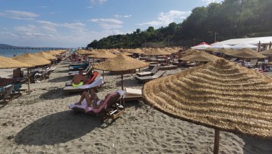 Старт на летния сезон у нас - какви са цените на чадърите и шезлонгите (ВИДЕО)