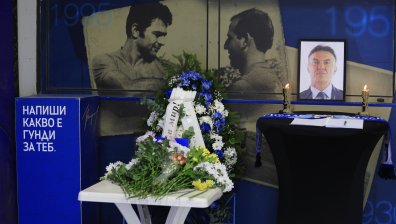 Стотици фенове на "Левски" се поклониха пред легендарния Боби Михайлов