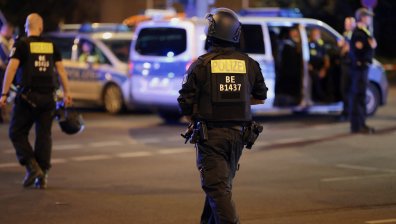 Полицията с мащабно разследване след атаката над Прайд събитие в Берлин (СНИМКИ)