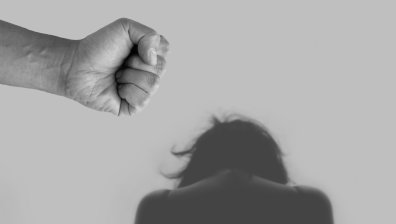 Две години затвор за наркозависим, пребил и остригал жена си във Видин 