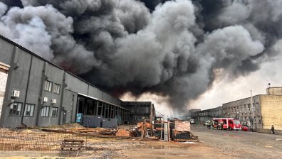 Огромен пожар и черен дим след руска атака с дрон в Луцк (СНИМКИ)