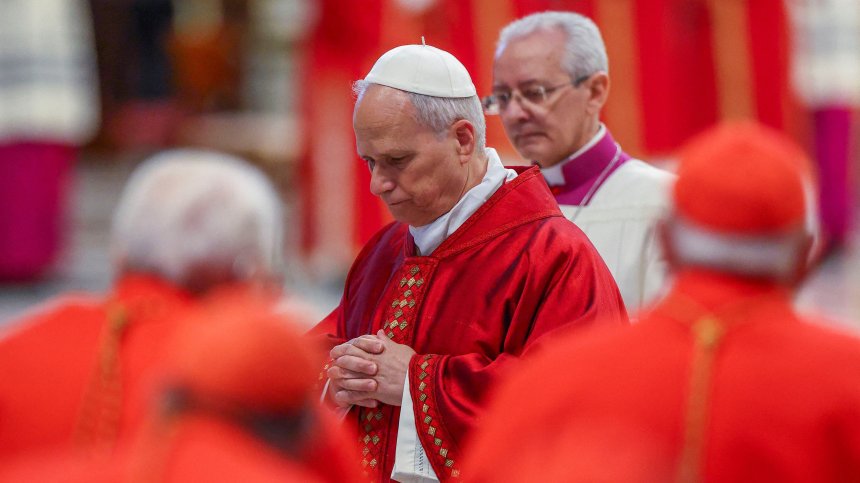 Разпети петък във Ватикана: Папа Лъв XIV води тържествена литургия (СНИМКИ)